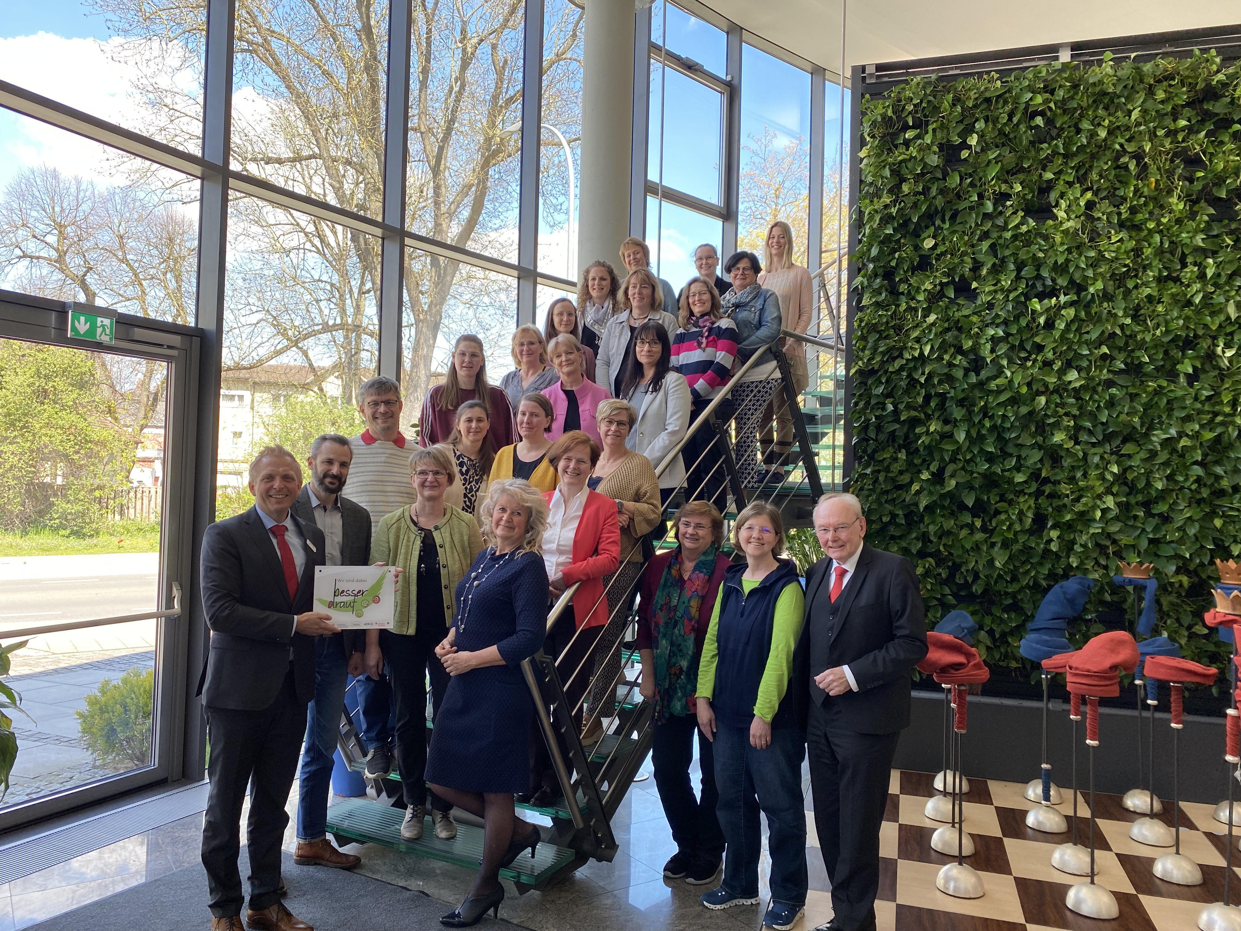 Personengruppe zur Zertifikatsübergabe