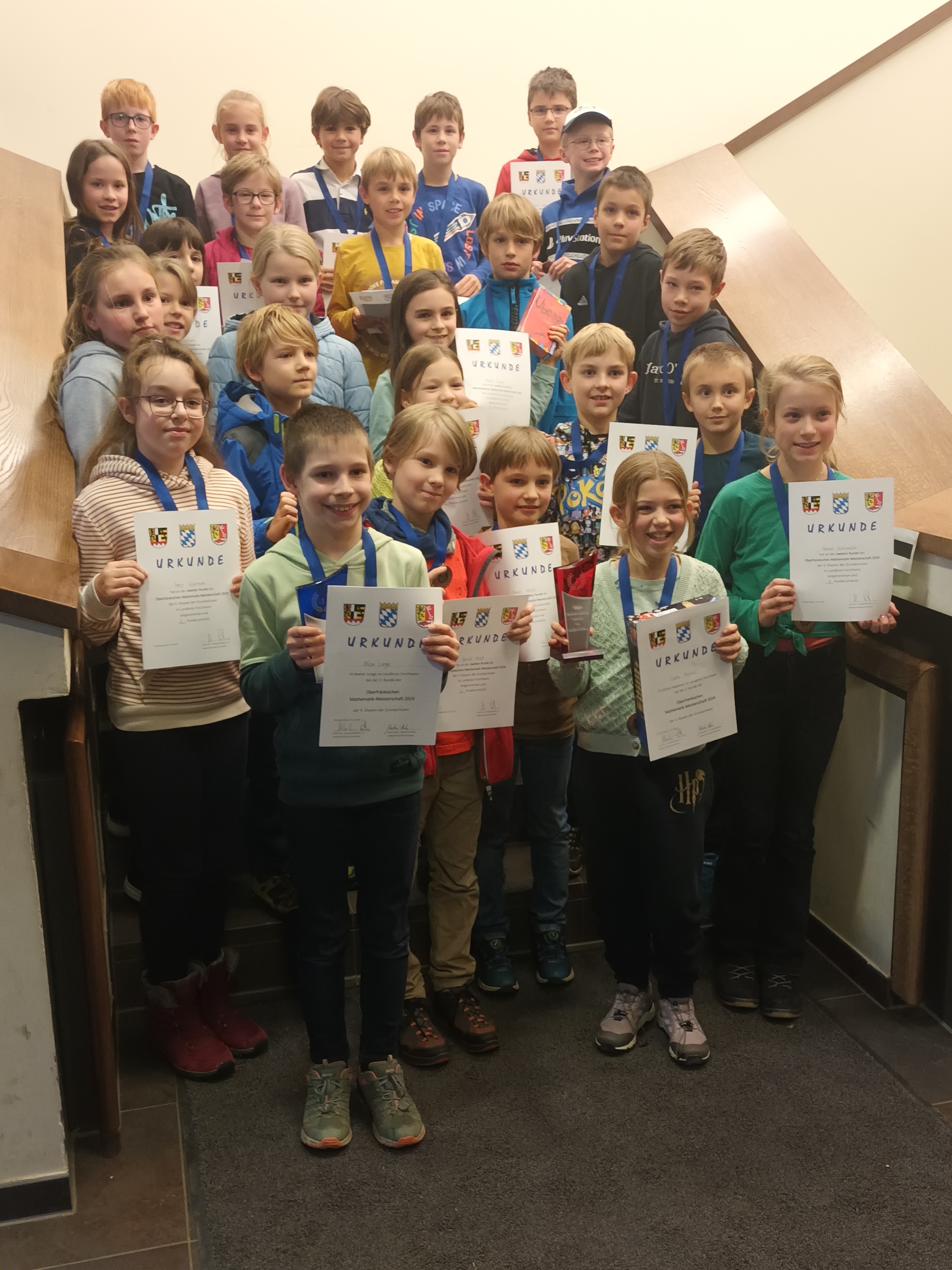 Schüler zeigen Urkunden zu "Mathematik macht Spaß"