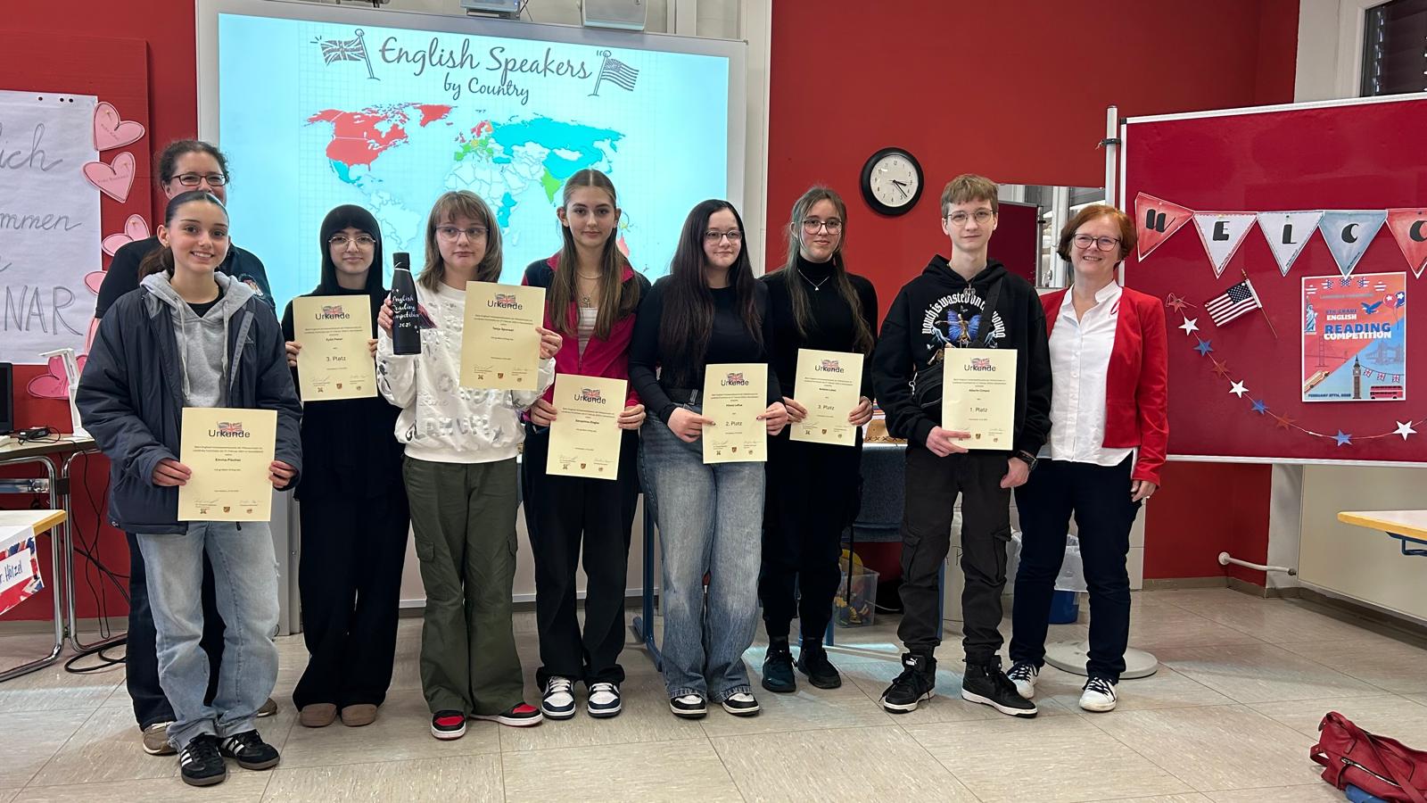 Teilnehmer Englischer des Lesewettbewerbs der Mittelschulen im Landkreis Forchheim zeigen Urkunden