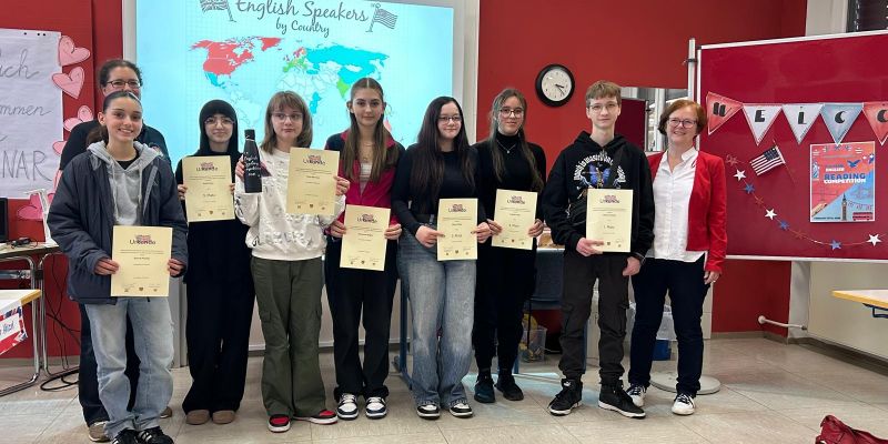 Schülergruppe der Schulsieger im Lesewettbewerb zeigt Urkunden