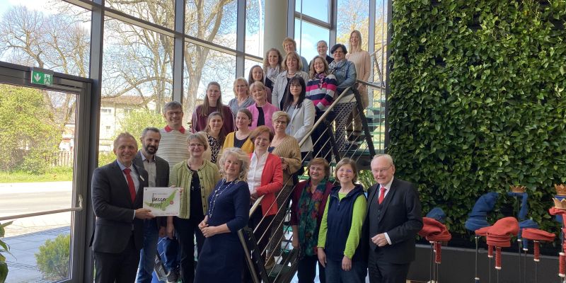 Personengruppe zur Zertifikatsübergabe